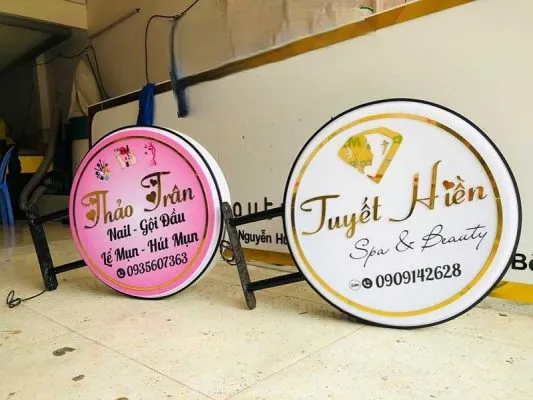 Biển Vẫy Mica Trong Suốt LED RGB 60x40cm Uu diem cua dich vu lam bien vay mica tai Quang Cao 24H