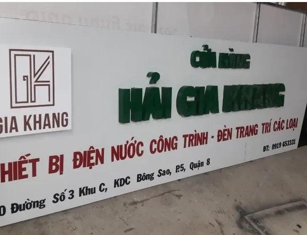 Bảng Hiệu Alu Composite Xanh 3mm Chữ Nổi Uu diem noi bat cua bang hieu hop den alu la kha nang tao hieu ung anh sang an tuong