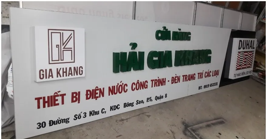 Bảng Hiệu Alu Composite Xanh 3mm Chữ Nổi Uu diem noi bat cua bang hieu hop den alu la kha nang tao hieu ung anh sang an tuong