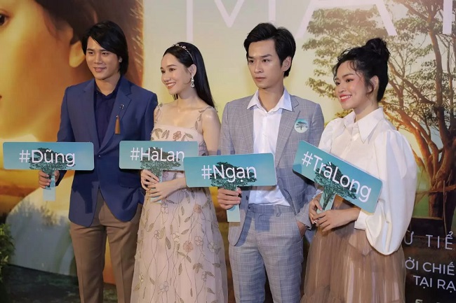 bang-cam-tay-chup-anh-ra-mat-phim bảng cầm tay ra mắt film