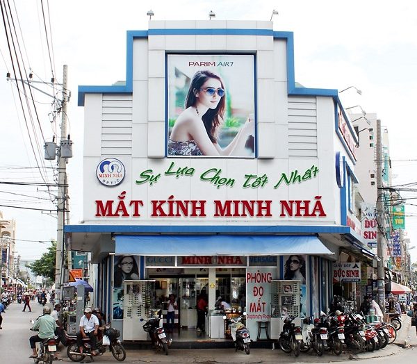 vai trò bảng hiệu mắt kính