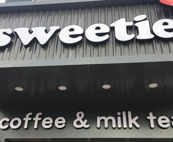 Mẫu Bảng Hiệu Quán Cafe Đẹp, Thu Hút Khách Nhất Mẫu biển hiệu quán cafe mica