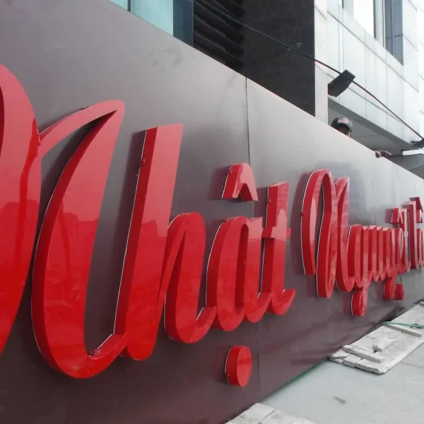 Chữ Mica Acrylic Đen Cắt Laser 3mm 25cm bien chu noi mica