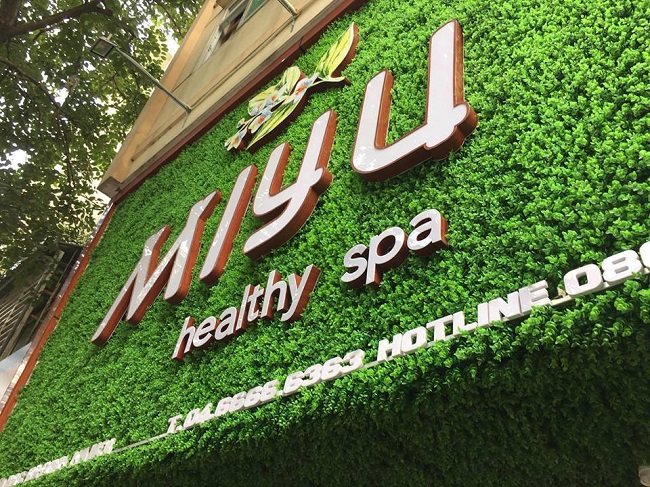 bien-hieu-co-dep-03 bảng hiệu quảng cáo bằng cỏ nhân tạo