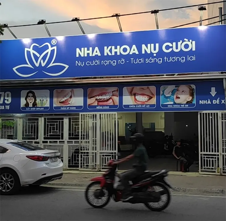 Biển Quảng Cáo Nha Khoa Mica Trắng LED Xanh bien hieu quang cao cho nha khoa nu cuoi 1
