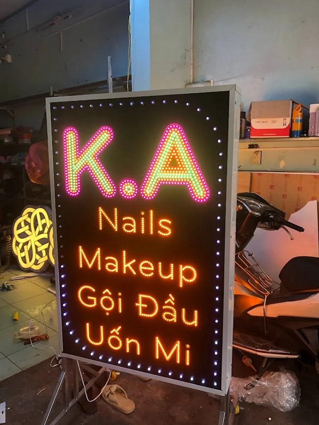bien-makeup-dung Biển quảng cáo makeup đứng đèn led