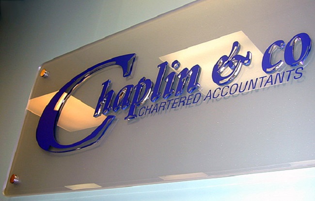 bien-phong-ban-bang-kinh Biển quảng cáo mica công ty