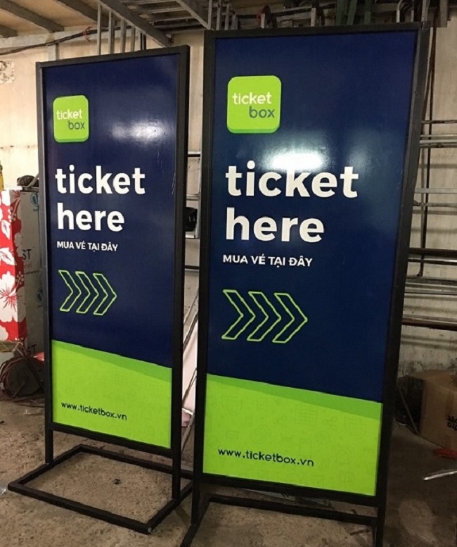 bien-quang-cao-dung-mica biển quảng cáo đứng mica