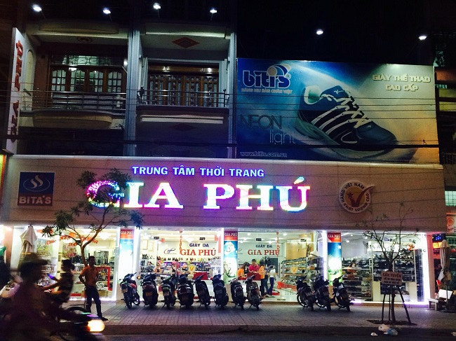 bien-quang-cao-giay-dep-den-led biển hiệu shop giày dép đèn led