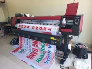 in-bat-quang-cao-kho-lon-300x225-1 Ưu, nhược điểm của bảng hiệu tole decal