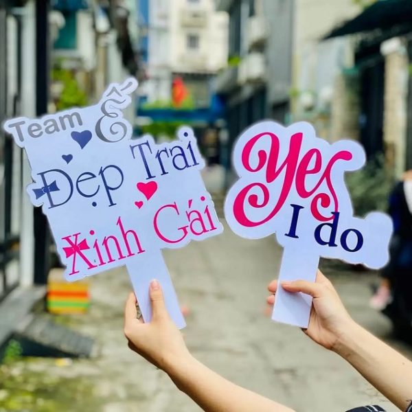 Mẫu Bảng Hashtag Cầm Tay Chụp Hình Đẹp, Ấn Tượng Kích thước biển cầm tay