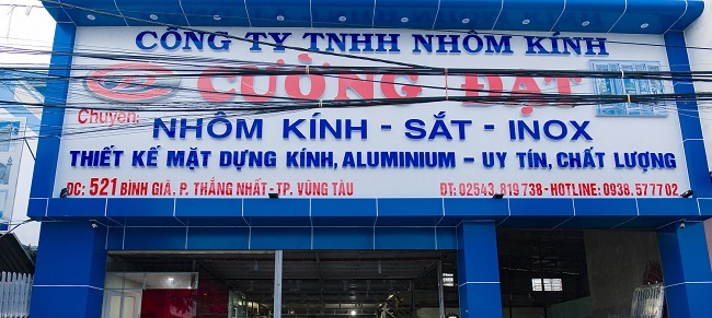 kich-thuoc-lam-bien-hieu-nom-kinh kích thước biển hiệu nhôm kính