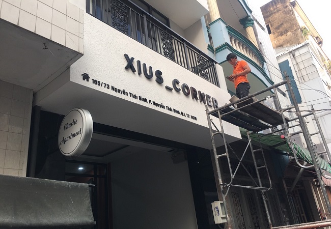 lam-bang-hieu-tam-cemboard-xi-mang làm bảng hiệu tấm Cemboard