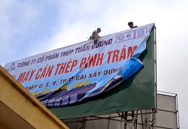 lam-bang-hieu-ton-dan-decal làm bảng hiệu tôn dán decal