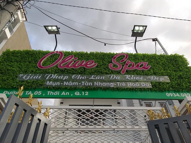 mau-bang-hieu-co-nhan-tao làm bảng hiệu spa cỏ nhân tạo