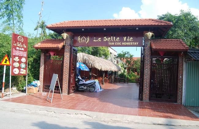 mau-bang-hieu-khach-san-dep mẫu bảng hiệu khách sạn đẹp 02