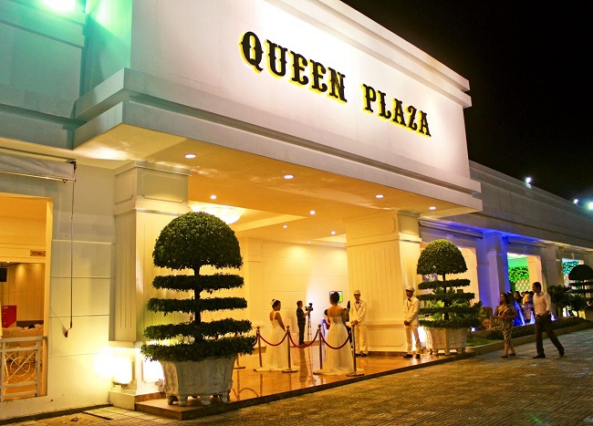 mau-bang-hieu-nha-hang-tiec-cuoi-02 biển hiệu nhà hàng Queen Plaza