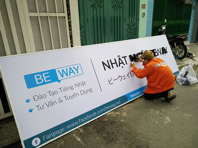 thi-cong-bang-hieu-ton-dan-decal thi công bảng hiệu tôn dán decal